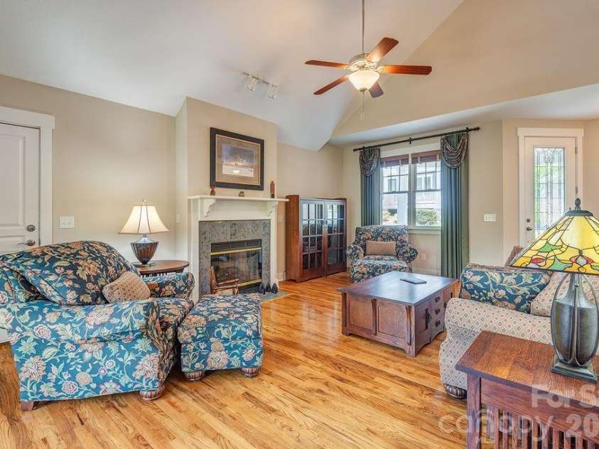 4 Olde Cottage Lane, Asheville, NC 28803.  MLS# CAR4373000, YatesRealty ID 14219. 