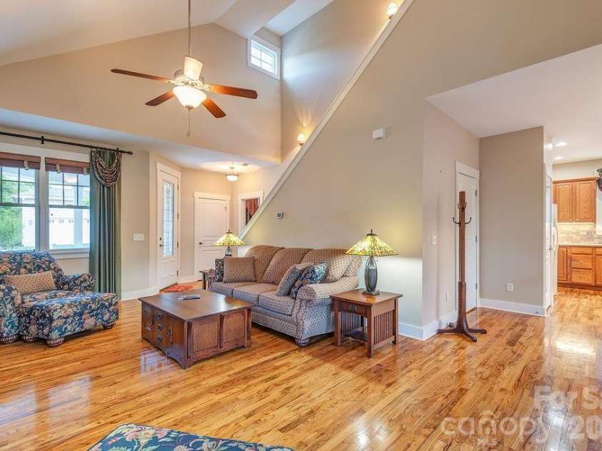 4 Olde Cottage Lane, Asheville, NC 28803.  MLS# CAR4373000, YatesRealty ID 14219. 