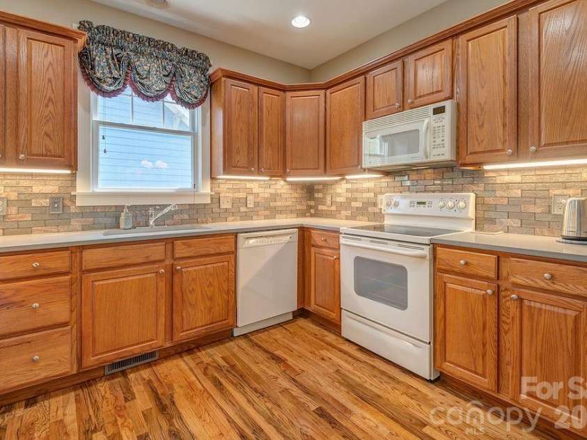 4 Olde Cottage Lane, Asheville, NC 28803.  MLS# CAR4373000, YatesRealty ID 14219. 