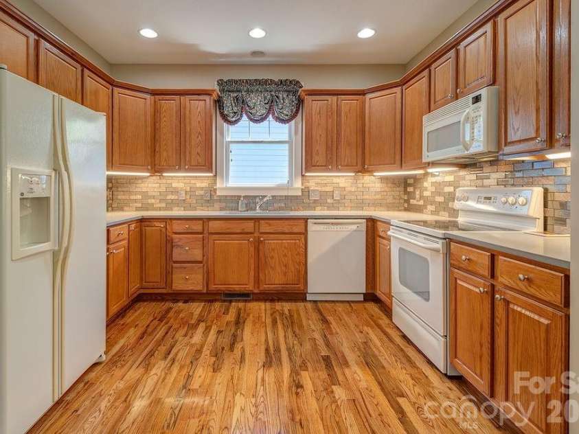 4 Olde Cottage Lane, Asheville, NC 28803.  MLS# CAR4373000, YatesRealty ID 14219. 