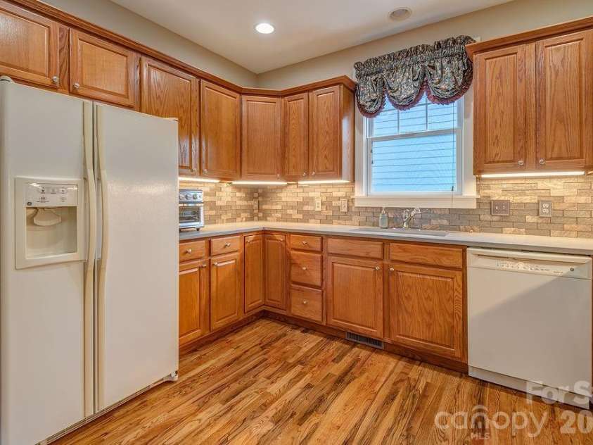 4 Olde Cottage Lane, Asheville, NC 28803.  MLS# CAR4373000, YatesRealty ID 14219. 
