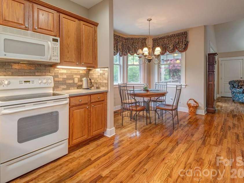 4 Olde Cottage Lane, Asheville, NC 28803.  MLS# CAR4373000, YatesRealty ID 14219. 