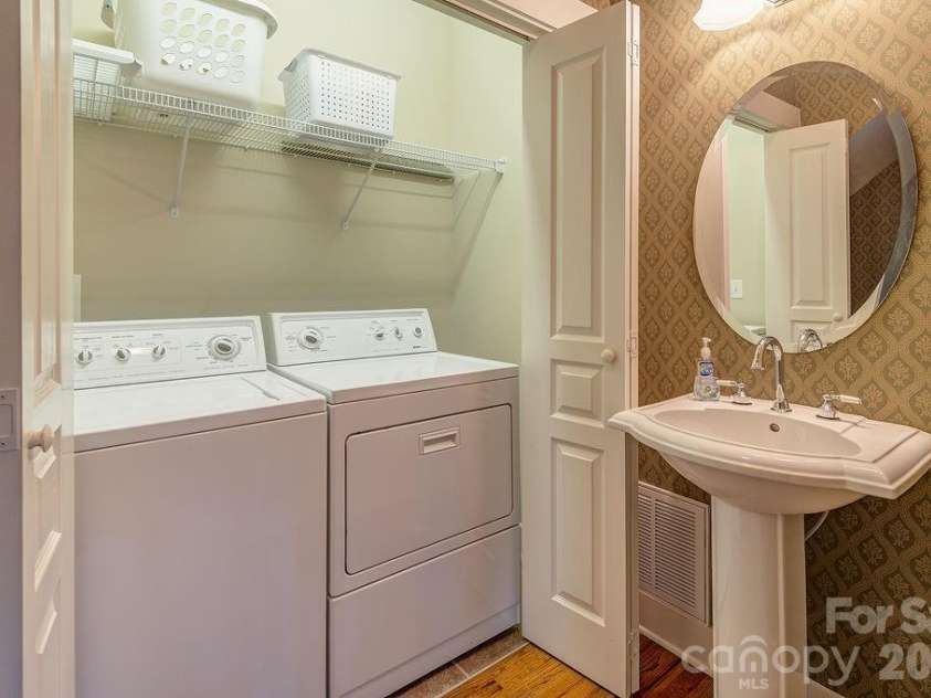 4 Olde Cottage Lane, Asheville, NC 28803.  MLS# CAR4373000, YatesRealty ID 14219. 