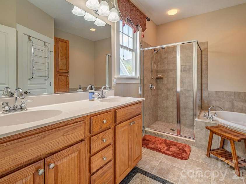 4 Olde Cottage Lane, Asheville, NC 28803.  MLS# CAR4373000, YatesRealty ID 14219. 