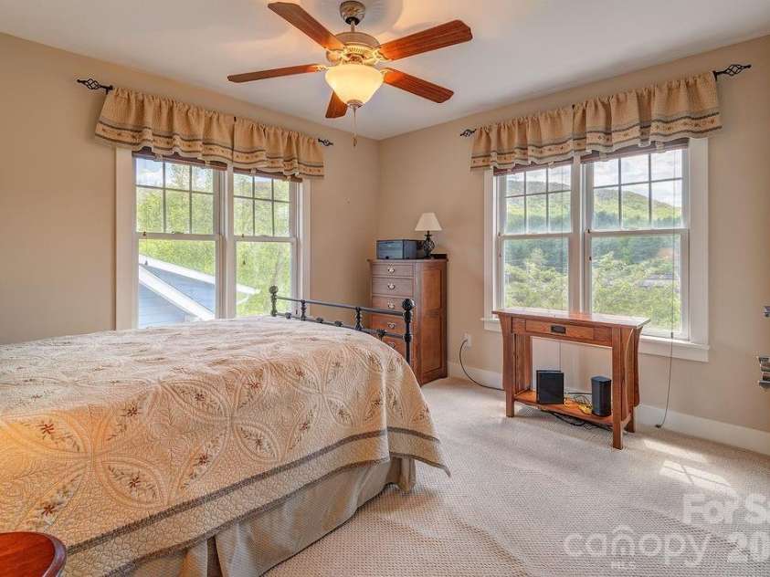 4 Olde Cottage Lane, Asheville, NC 28803.  MLS# CAR4373000, YatesRealty ID 14219. 
