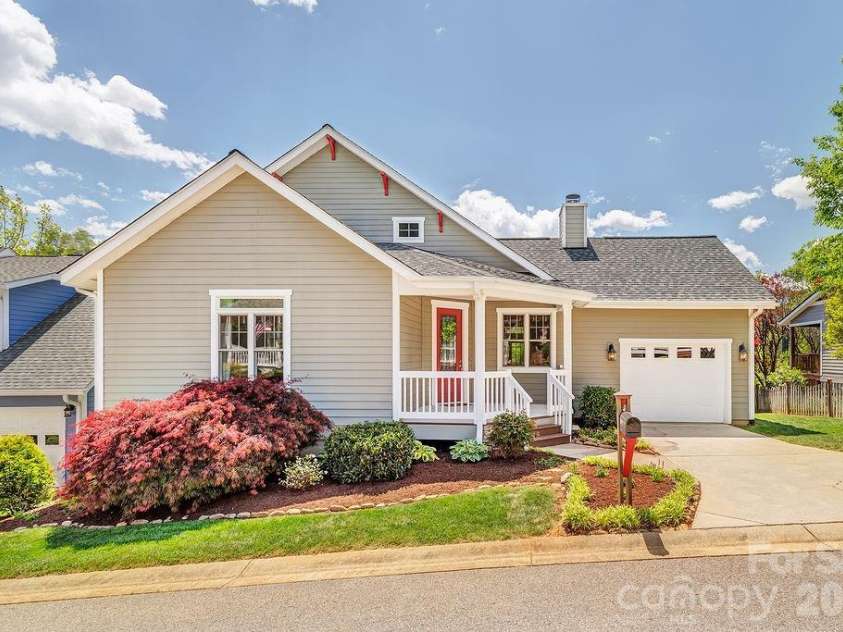 4 Olde Cottage Lane, Asheville, NC 28803.  MLS# CAR4373000, YatesRealty ID 14219. 