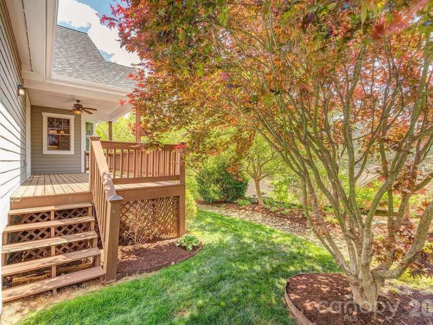 4 Olde Cottage Lane, Asheville, NC 28803.  MLS# CAR4373000, YatesRealty ID 14219. 