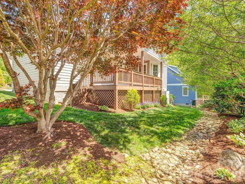 4 Olde Cottage Lane, Asheville, NC 28803.  MLS# CAR4373000, YatesRealty ID 14219. 