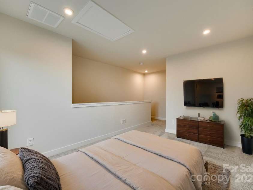 556 Billingsley Road, Charlotte, NC 28211.  MLS# CAR4255590, YatesRealty ID 14219. 
