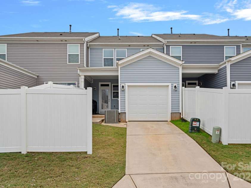 208 Waterlynn Ridge Road, Mooresville, NC 28117.  MLS# CAR4199970, YatesRealty ID 1422. 1 Car attached garage + concrete driveway