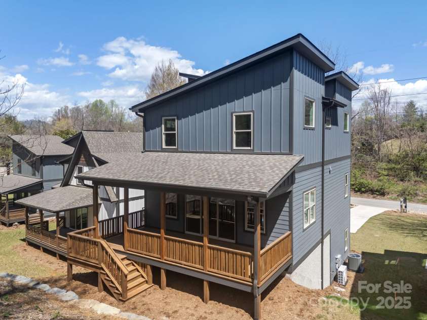 91 Glendale Avenue, Asheville, NC 28803.  MLS# CAR4233541, YatesRealty ID 1422. Expansive back deck