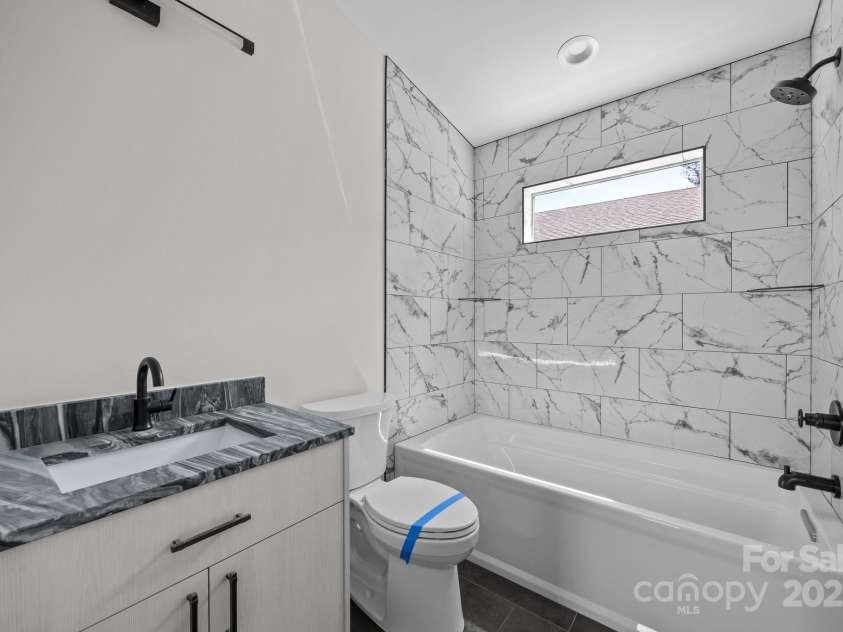 91 Glendale Avenue, Asheville, NC 28803.  MLS# CAR4233541, YatesRealty ID 1422. Full hall bath