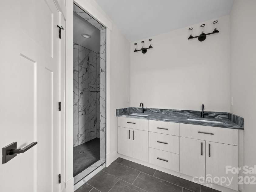 91 Glendale Avenue, Asheville, NC 28803.  MLS# CAR4233541, YatesRealty ID 1422. Primary bath