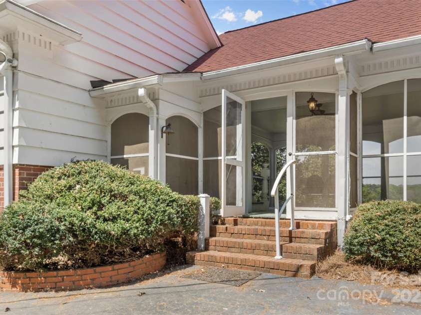 1233 General Hoke Drive, Lincolnton, NC 28092.  MLS# CAR4243135, YatesRealty ID 14221. 