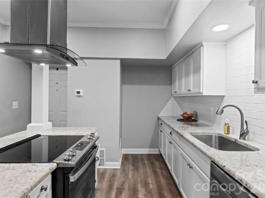 376 Meadows Circle, Winston Salem, NC 27104.  MLS# CAR4373214, YatesRealty ID 14225. 