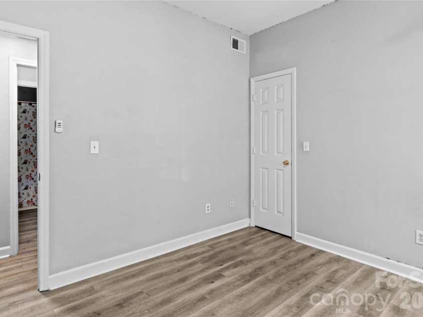 376 Meadows Circle, Winston Salem, NC 27104.  MLS# CAR4373214, YatesRealty ID 14225. 