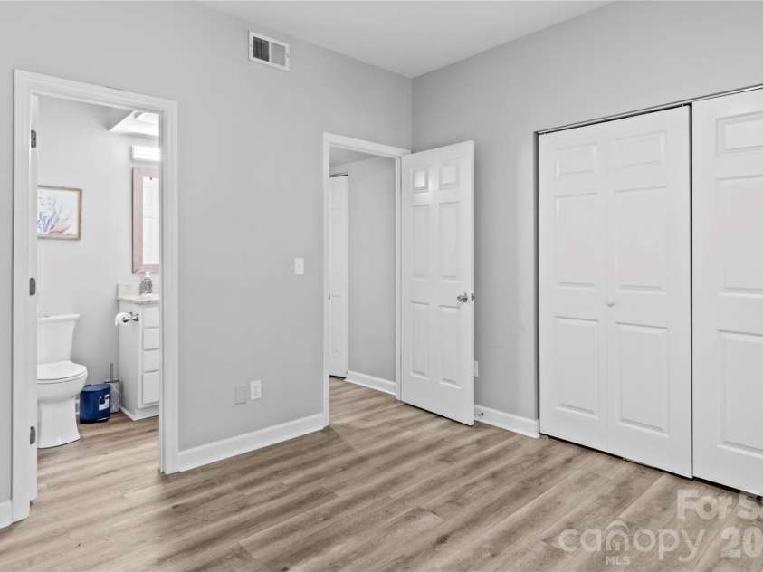 376 Meadows Circle, Winston Salem, NC 27104.  MLS# CAR4373214, YatesRealty ID 14225. 