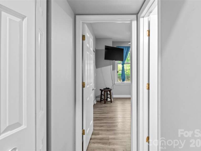 376 Meadows Circle, Winston Salem, NC 27104.  MLS# CAR4373214, YatesRealty ID 14225. 