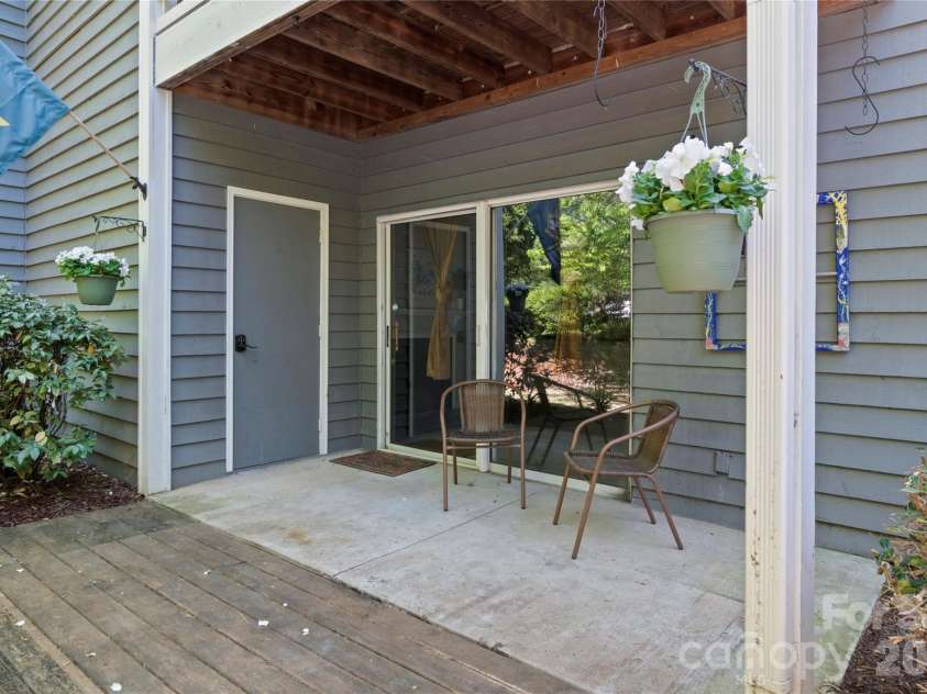 376 Meadows Circle, Winston Salem, NC 27104.  MLS# CAR4373214, YatesRealty ID 14225. 
