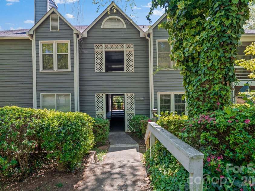 376 Meadows Circle, Winston Salem, NC 27104.  MLS# CAR4373214, YatesRealty ID 14225. 