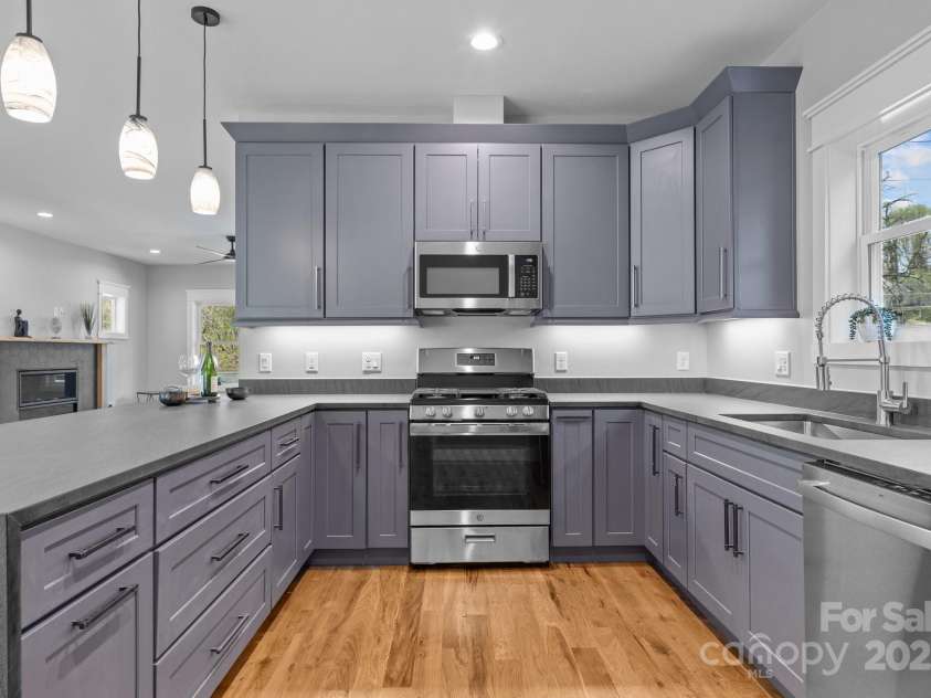 89 Glendale Avenue, Asheville, NC 28803.  MLS# CAR4160954, YatesRealty ID 1423. Well appointed kitchen