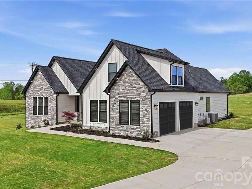 36 Sky Lane Court, Columbus, NC 28722.  MLS# CAR4373343, YatesRealty ID 14230. 
