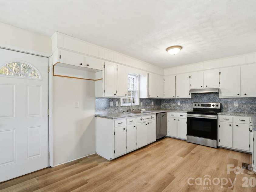 324 Pawley Drive, Charlotte, NC 28214.  MLS# CAR4335619, YatesRealty ID 14231. 