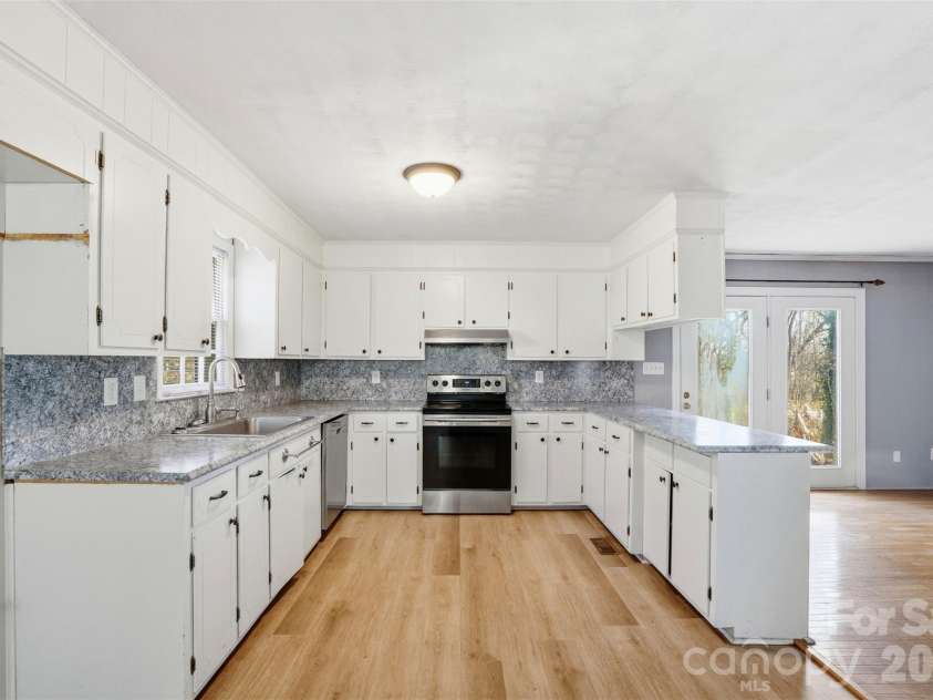 324 Pawley Drive, Charlotte, NC 28214.  MLS# CAR4335619, YatesRealty ID 14231. 