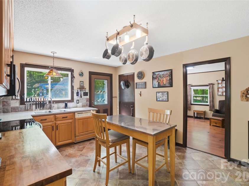 4460 Mullis Road, Kannapolis, NC 28083.  MLS# CAR4373341, YatesRealty ID 14231. Ample prep space with plenty of storage as well