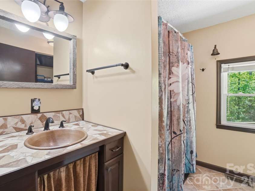 4460 Mullis Road, Kannapolis, NC 28083.  MLS# CAR4373341, YatesRealty ID 14231. Hall full bath
