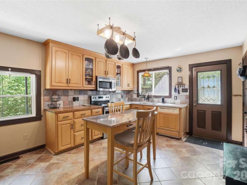 4460 Mullis Road, Kannapolis, NC 28083.  MLS# CAR4373341, YatesRealty ID 14231. Spacious kitchen with eat-in area overlooking gorgeous outdoor views