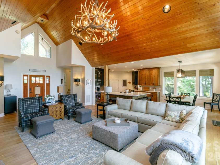 410 Springhouse Drive, Burnsville, NC 28714.  MLS# CAR4368504, YatesRealty ID 14232. 