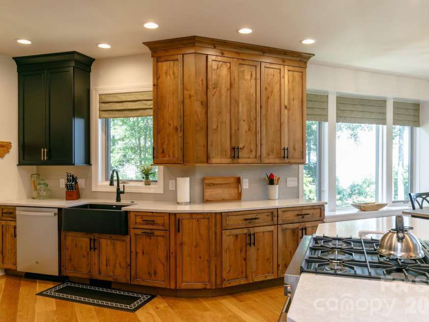 410 Springhouse Drive, Burnsville, NC 28714.  MLS# CAR4368504, YatesRealty ID 14232. 
