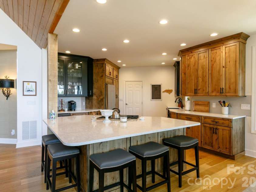 410 Springhouse Drive, Burnsville, NC 28714.  MLS# CAR4368504, YatesRealty ID 14232. 