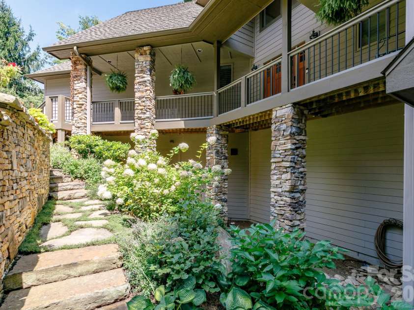 410 Springhouse Drive, Burnsville, NC 28714.  MLS# CAR4368504, YatesRealty ID 14232. 