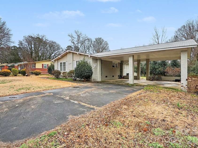 4206 Tipperary Place, Charlotte, NC 28215.  MLS# CAR4335299, YatesRealty ID 14232. 