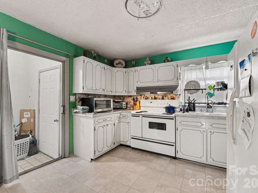 4206 Tipperary Place, Charlotte, NC 28215.  MLS# CAR4335299, YatesRealty ID 14232. 