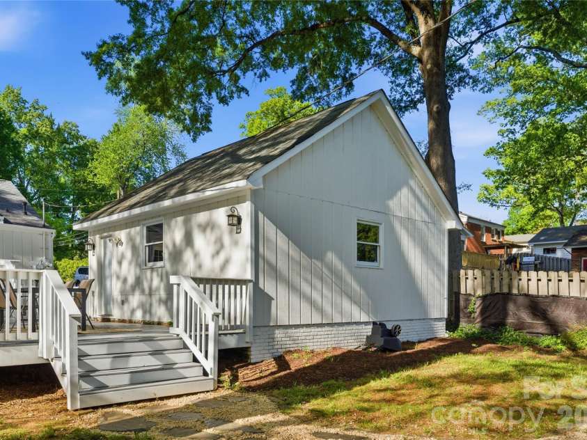 620 Shawnee Drive, Charlotte, NC 28209.  MLS# CAR4368802, YatesRealty ID 14235. 
