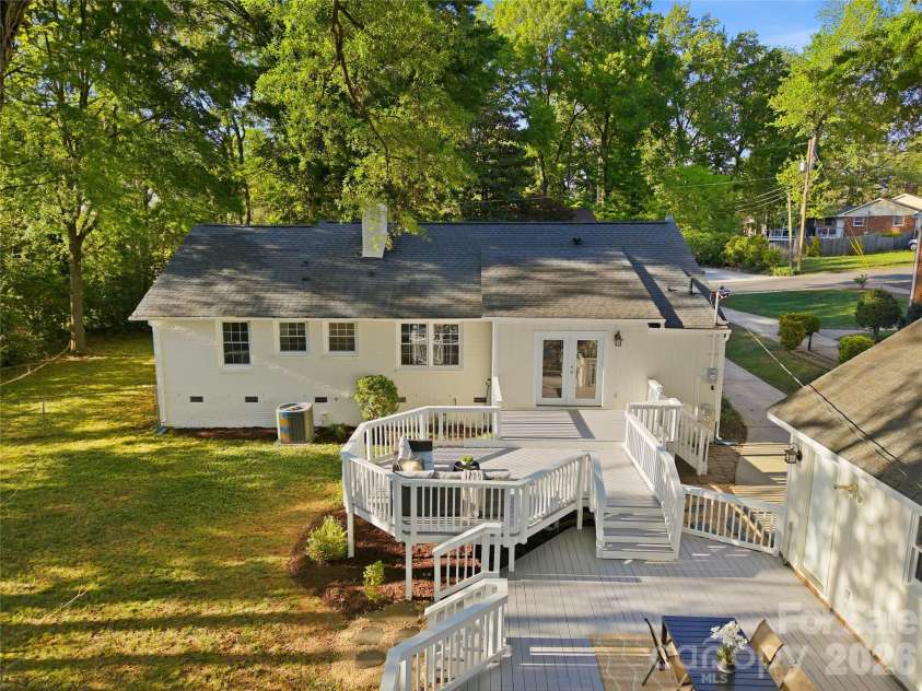 620 Shawnee Drive, Charlotte, NC 28209.  MLS# CAR4368802, YatesRealty ID 14235. 740 Sqft of double level deck