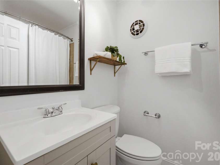620 Shawnee Drive, Charlotte, NC 28209.  MLS# CAR4368802, YatesRealty ID 14235. Guest Bath
