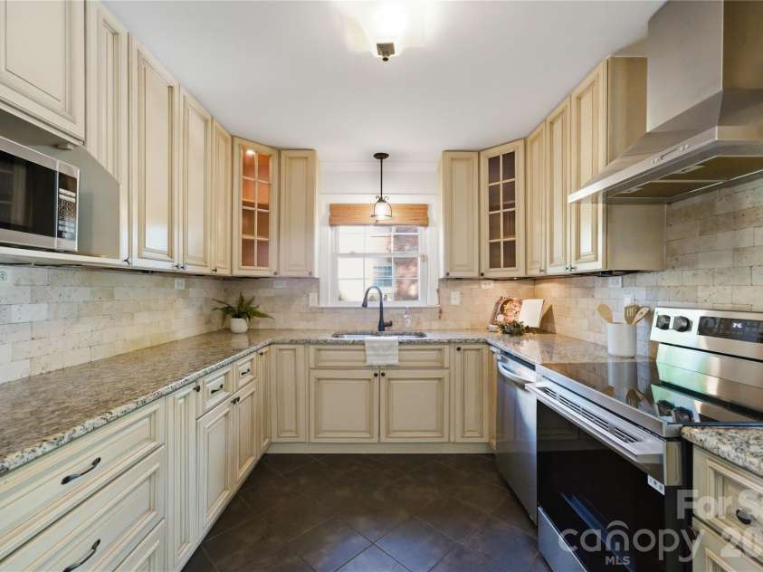 620 Shawnee Drive, Charlotte, NC 28209.  MLS# CAR4368802, YatesRealty ID 14235. New stainless steel applianes 