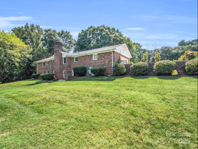 3039 Longwood Drive, Shelby, NC 28152.  MLS# CAR4176843, YatesRealty ID 14236. 