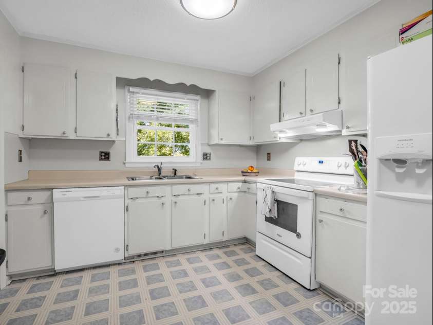 3039 Longwood Drive, Shelby, NC 28152.  MLS# CAR4176843, YatesRealty ID 14236. 