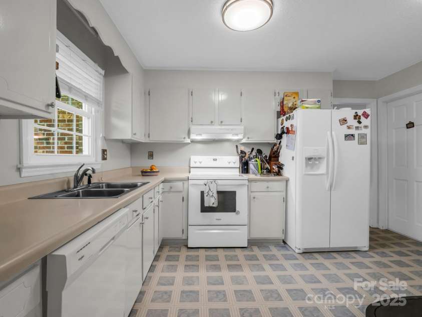 3039 Longwood Drive, Shelby, NC 28152.  MLS# CAR4176843, YatesRealty ID 14236. 