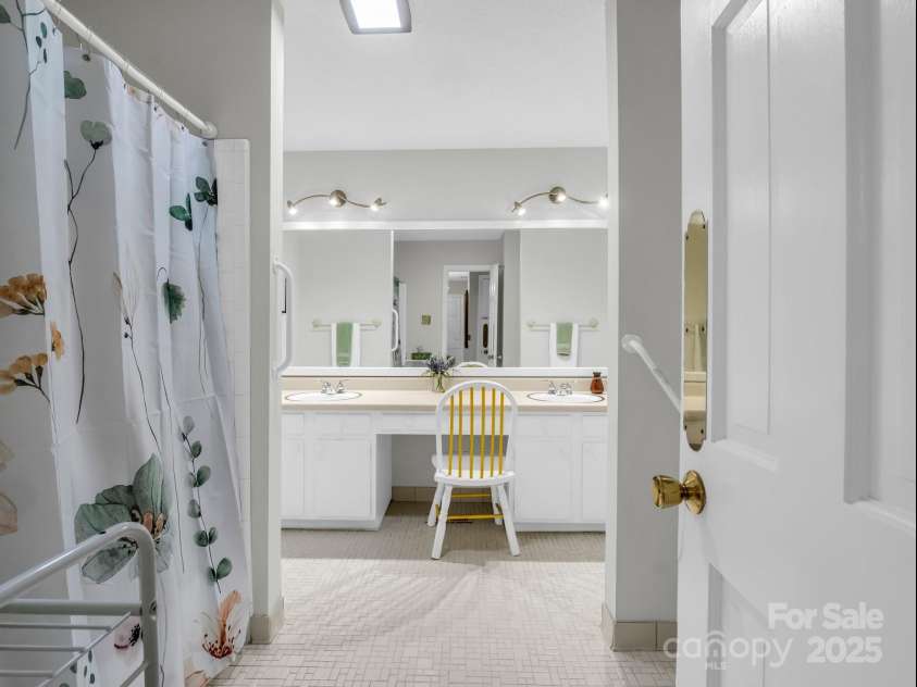 3039 Longwood Drive, Shelby, NC 28152.  MLS# CAR4176843, YatesRealty ID 14236. 