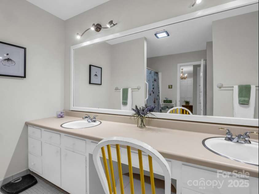 3039 Longwood Drive, Shelby, NC 28152.  MLS# CAR4176843, YatesRealty ID 14236. 