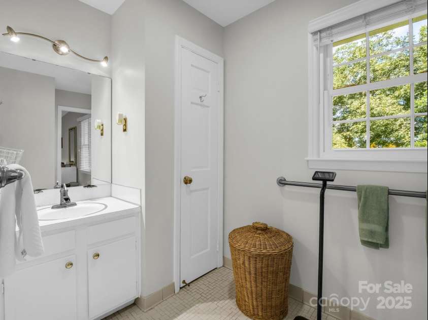 3039 Longwood Drive, Shelby, NC 28152.  MLS# CAR4176843, YatesRealty ID 14236. 