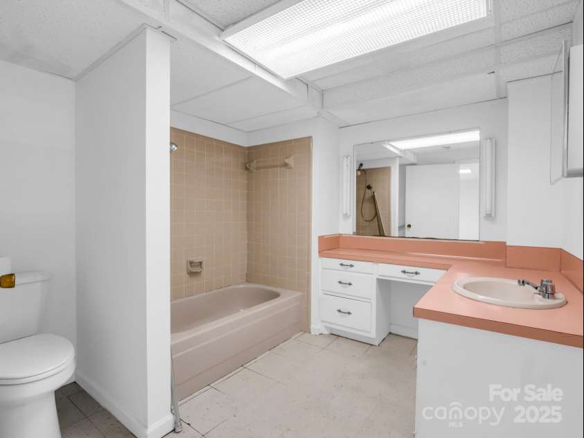 3039 Longwood Drive, Shelby, NC 28152.  MLS# CAR4176843, YatesRealty ID 14236. 