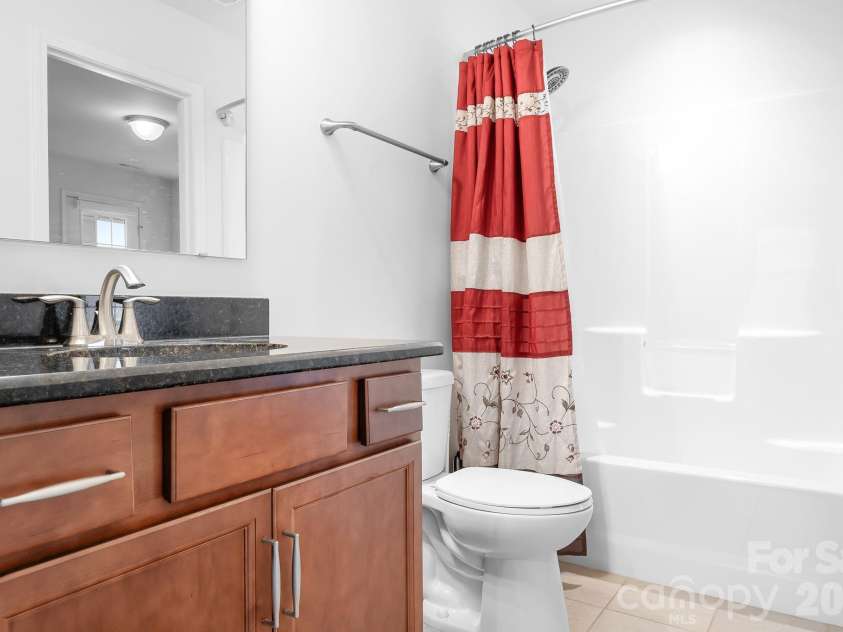 6308 Durango Way, Denver, NC 28037.  MLS# CAR4336580, YatesRealty ID 14236. Full Hallway Bathroom 1 Upstairs