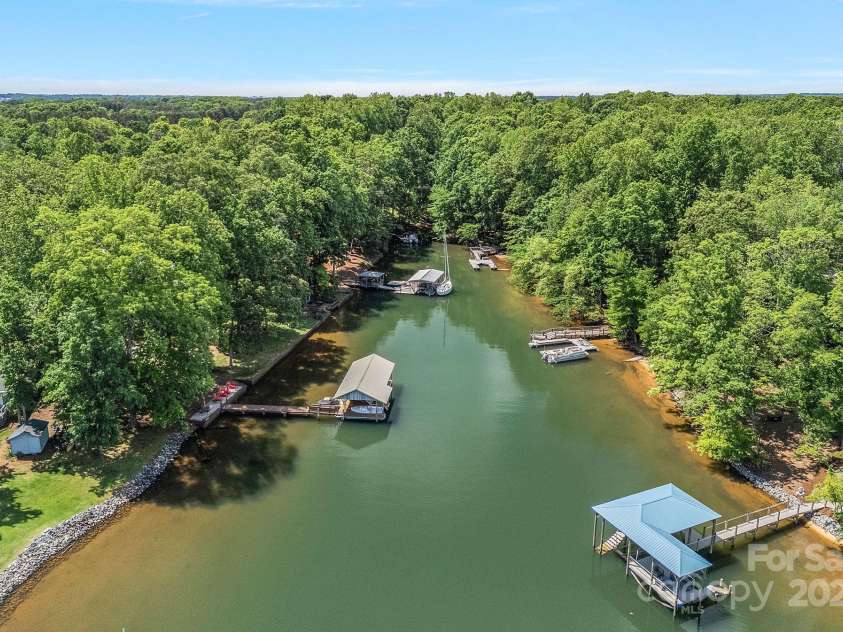 188 Stonemarker Road, Mooresville, NC 28117.  MLS# CAR4257636, YatesRealty ID 14240. Beautiful Cove!